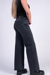 Jean de tiro medio color celeste, confeccionado en denim de algodón con lycra. Modelo de corte wide leg con piernas amplias y rectas, diseño clásico de cuatro bolsillos y cierre frontal con botón.