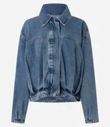 Campera de jean azul con pliegues frontales y posteriores, cuello clásico, cierre frontal embutido y mangas largas. Presenta un diseño de silueta levemente ajustada con terminaciones simples en puños y bajo.