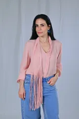 Camisa azul de mangas largas con cuello en V y lazo con flecos.