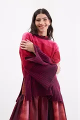 Sweater de punto con diseño en bloques de tonos marrones y tostados, cuello redondo y mangas largas amplias.