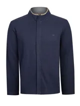 Buzo de hombre color azul marino, tejido de punto, con cuello alto y cierre frontal. Presenta un forro interior de cuello en gris claro.