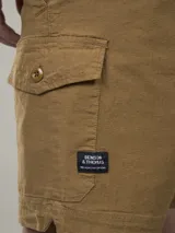 Bermuda cargo de calce casual confeccionada en ripstop con spandex y terminación garment dye.