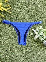 Conjunto de bikini azul eléctrico, con corpiño triangular con escote en V y bombacha colaless regulable.
