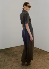 Mono largo verde militar de mezcla de lino y lyocell, con diseño recto, cuello camisero, manga corta y bolsillos laterales. Incluye cierre frontal con botones y cinturón ancho con hebilla metálica.