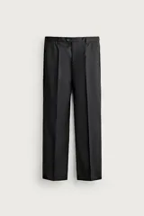 Pantalón de traje regular fit negro, confeccionado en lana italiana, con bolsillos laterales, bolsillos traseros de vivo con botón y cierre frontal de cremallera y botón.