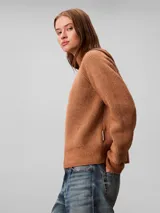 Sweater Calvin Klein de punto color marrón tostado, con cuello alto, manga larga y corte regular.