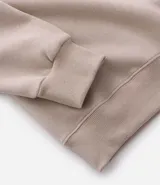 Buzo masculino de algodón con felpa, color beige, con cuello polo blanco contrastante, manga larga y puños acanalados.