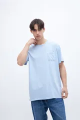 Remera celeste de algodón con bolsillo en el pecho, arte en el bolsillo y bordado en la manga.
