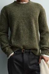 Jersey de punto con textura acanalada y efecto jaspeado, de corte regular, cuello redondo y manga larga con terminaciones en rib.