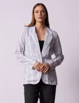 Blazer blanco con rayas verticales negras, cuello con solapa, abertura central con botón y bolsillos delanteros.