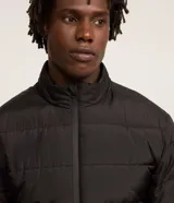 Campera puffer Marfinno de microfibra color marrón, con cuello alto, cierre frontal de cremallera y diseño acolchado horizontal.