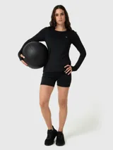 Remera térmica deportiva manga larga color negro, de cuello redondo y calce ajustado. Cuenta con tecnología Aircool de secado rápido y orificios para el pulgar en los puños.