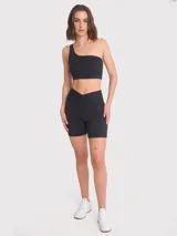 Top deportivo de un hombro con diseño de tirantes triples elásticos en la espalda, confeccionado en tejido técnico con soporte bajo y almohadillas removibles.