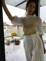 Remera blanca de algodón con estampado color cobre y mangas de broderie negro con elástico.