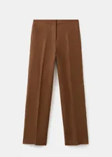 Pantalón marrón de lino, corte recto de tiro medio, con bolsillos laterales y traseros de ribete, trabillas y cierre oculto.