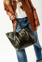 Cartera tote de cuero color marrón con doble asa de hombro y etiqueta con el logo de la marca "Soriame" en el frente.