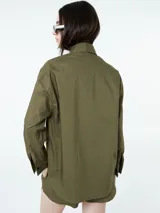 Conjunto compuesto por una camisa de manga larga con botones frontales y un short con cintura elástica y cordón ajustable, ambos en color negro.