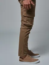 Pantalón cargo color verde militar, de corte slim, con bolsillos laterales con tapeta, bolsillos frontales y traseros.