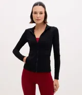 Campera deportiva entallada de microfibra, con cuello alto, cierre frontal con cremallera y bolsillos laterales funcionales.