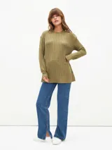 Remera verde oliva de tejido de punto acanalado, con cuello redondo y mangas largas. Detalle de botones en el lateral.