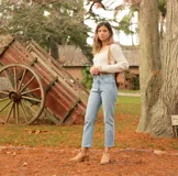 Botín de cuero vacuno color marrón oscuro, con taco de madera foliado en cuero de 5cm de altura, cierre lateral interno y horma de punta fina.