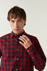 Camisa blanca a cuadros azules y grises, de manga larga y corte slim fit.