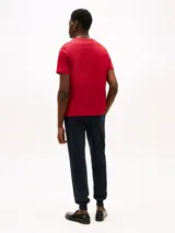 Remera de cuello redondo Tommy Hilfiger, confeccionada en puro algodón, con corte regular y logo de la marca bordado en el pecho.