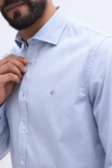 Camisa de manga larga fit semi slim color celeste, con cierre frontal de botones y cuello camisero clásico.