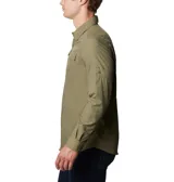 Camisa de manga larga Columbia, color verde oliva, confeccionada en tejido técnico con tecnología Omni-Wick para absorción de humedad y Omni-Shade con protección solar UPF 50. Presenta cuello clásico, cierre frontal con botones, dos bolsillos frontales con solapa y mangas enrollables con soportes.
