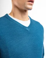 Buzo tejido de punto con cuello en V, de calce regular y mangas largas con puños acanalados.