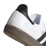 Championes Adidas Samba OG blancos con tres tiras negras a los costados y suela marrón de goma.