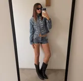 Short de denim azul tiro bajo, con diseño de doble botonadura metálica en la parte frontal y calce ajustado.