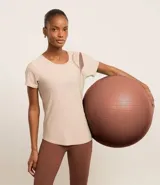 Remera deportiva de microfibra color beige, con cuello redondo y mangas cortas.