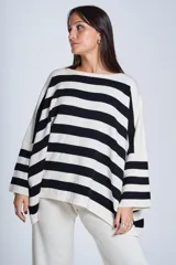 Sweater oversize de Bremer, con rayas horizontales negras y crudas.