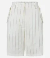 Bermuda de sastrería con cintura alta, trabillas en la cintura, solapa diferenciada y rayas verticales.