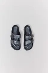 Sandalias tipo Birkenstock de goma color plateado, con dos correas ajustables con hebillas metálicas.