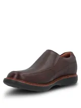Zapato tipo mocasín de cuero vacuno con textura granulada, diseño sin cordones y suela de goma EVA flexible. Cuenta con costuras reforzadas en el contorno y forro interior combinado.
