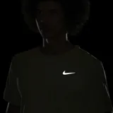 Remera Nike de hombre color salmón, de corte clásico y mangas cortas. Presenta el logo de la marca en el pecho.