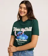 Remera verde oscuro de algodón con cuello redondo y mangas cortas. Estampado frontal con el personaje de Stitch y la frase "Time to Chill Lazy Weekends".