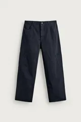 Pantalón cargo straight fit de algodón color negro con efecto lavado, bolsillos laterales en las piernas y cierre frontal con cremallera y botón.