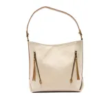 Cartera tipo hobo de la marca Korium, color beige, con correa de hombro en tono tostado. Presenta dos bolsillos frontales con cierre vertical y tiradores largos, y el logo de la marca grabado en la parte inferior central.