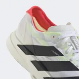 Championes de running Adidas Adizero Adios Pro 4, color blanco con detalles en negro, amarillo y rojo.