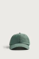 Gorra de seis paneles confeccionada en tejido de algodón con efecto suavemente lavado y visera curva, cuenta con ajuste en la parte posterior.