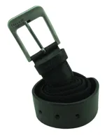 Cinto Freeway de color negro, con hebilla metálica de diseño rectangular y acabado mate con logo grabado.