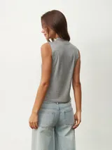 Musculosa de tejido acanalado con acabado metalizado, cuello alto y diseño sin mangas.