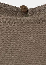 Vestido midi de corte recto y color marrón, con cuello redondo, manga corta y detalles fruncidos.