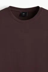 Remera de hombre de corte slim fit, color bordó, con cuello redondo y mangas cortas.