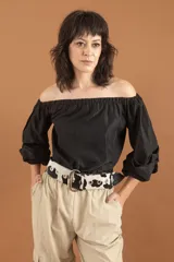 Cinto ancho de cuero vacuno color negro con hebilla metálica plateada.