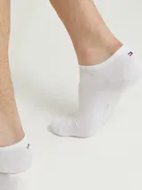 Pack de dos medias tipo sneaker de corte bajo, color blanco, con logo de la marca bordado en la parte superior.