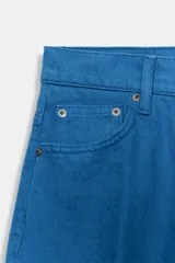 Jeans de tiro alto con corte tapered y largo al tobillo. Presenta cinco bolsillos, trabillas en la cintura, cierre frontal con cremallera y botón, y detalle de raya planchada en el frente.